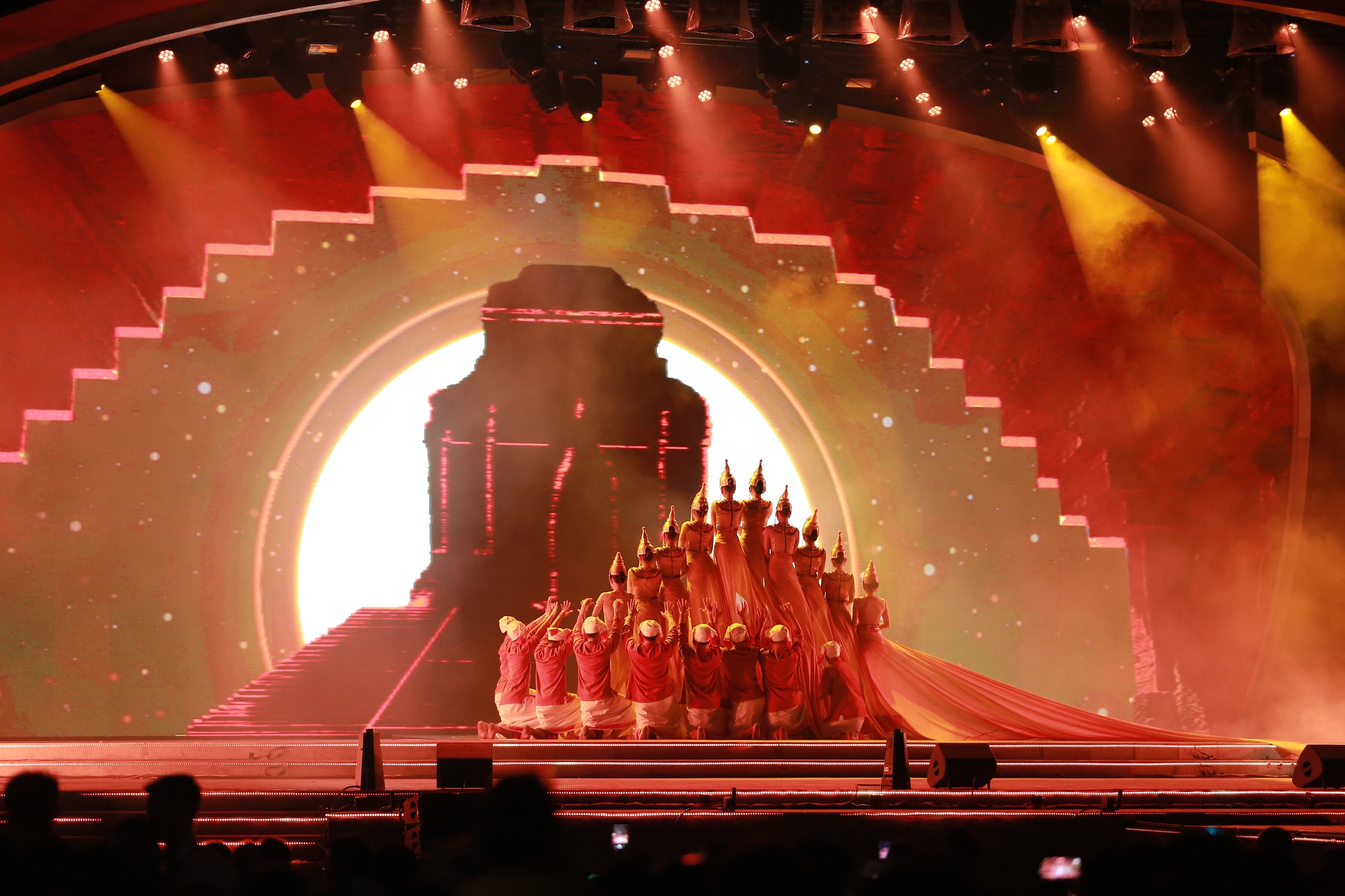 Đà Nẵng: Pháo hoa rực sáng báo hiệu sự hồi sinh của ngành du lịch trong đêm đại nhạc hội - Ảnh 7.