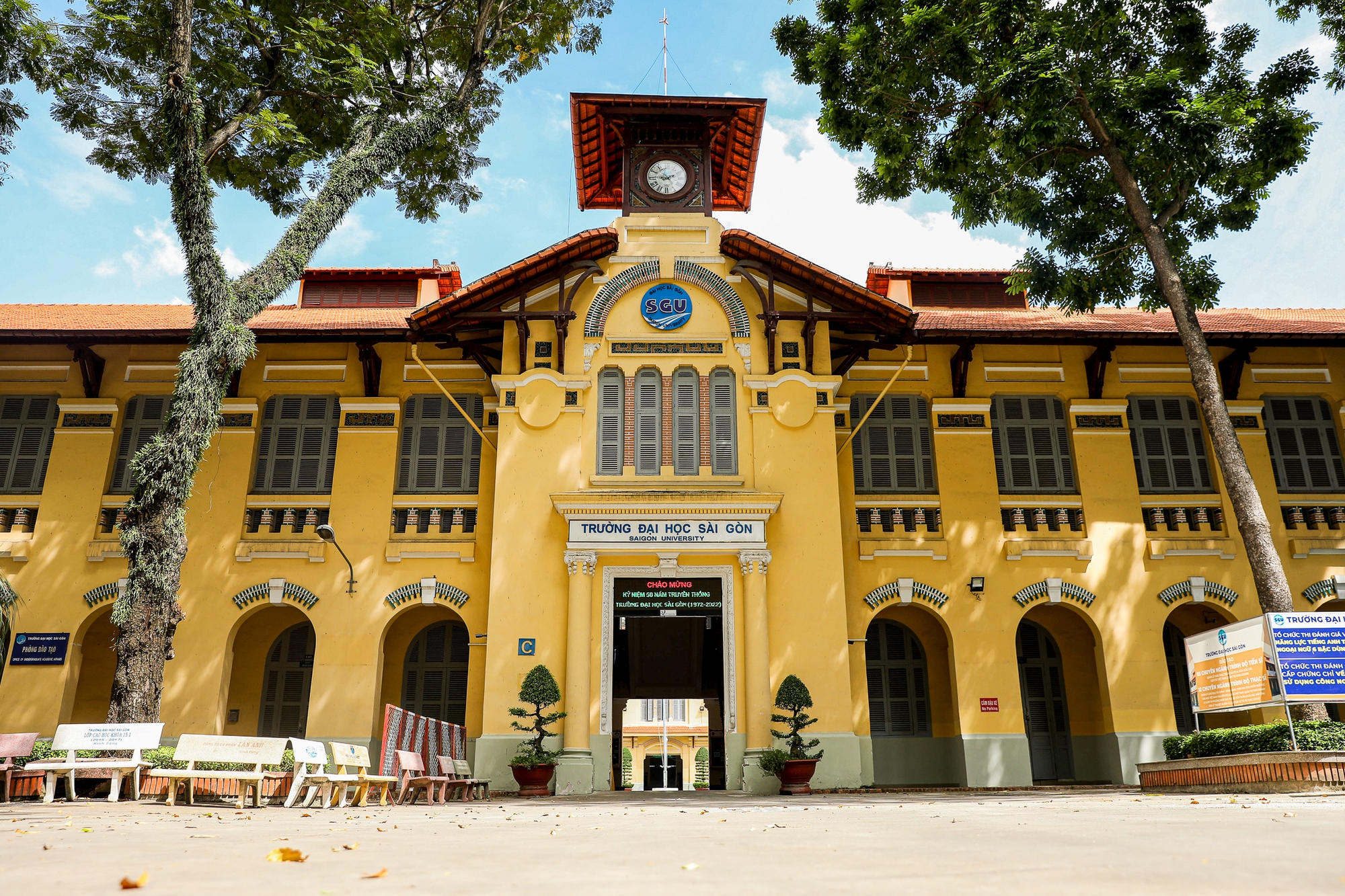 Trường Đại học có giảng đường trăm tuổi, pha trộn nét Á - Âu ở TP.HCM - Ảnh 1.
