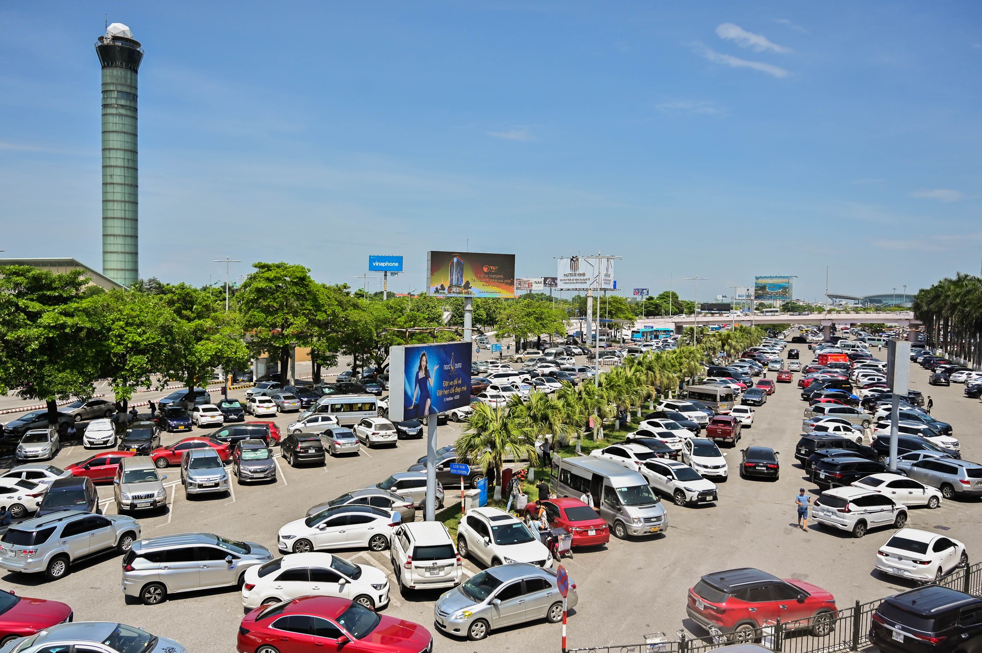 Sân bay Nội Bài quá tải, tắc từ bãi đỗ xe đến cửa an ninh - Ảnh 10.