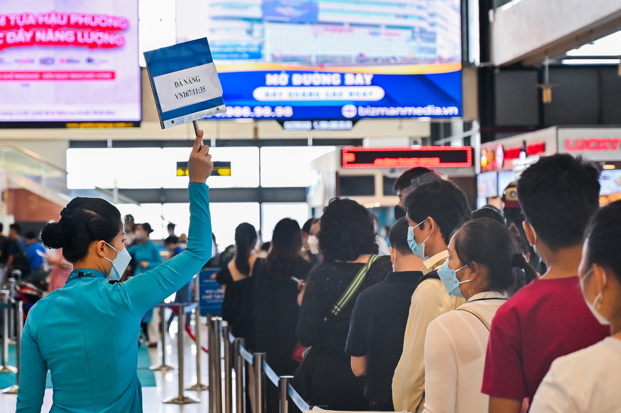 Sân bay Nội Bài quá tải, tắc từ bãi đỗ xe đến cửa an ninh - Ảnh 7. Sân bay Nội Bài quá tải, tắc từ bãi đỗ xe đến cửa an ninh - Ảnh 7.