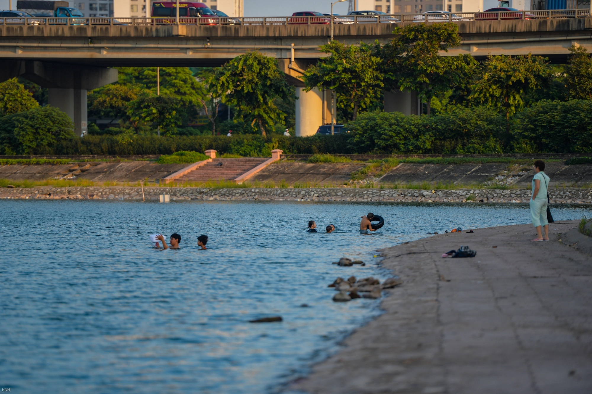Giữa trời nắng chang chang bất chấp biển cấm, người dân đội nón bơi ra giữa hồ Linh Đàm - Ảnh 4.