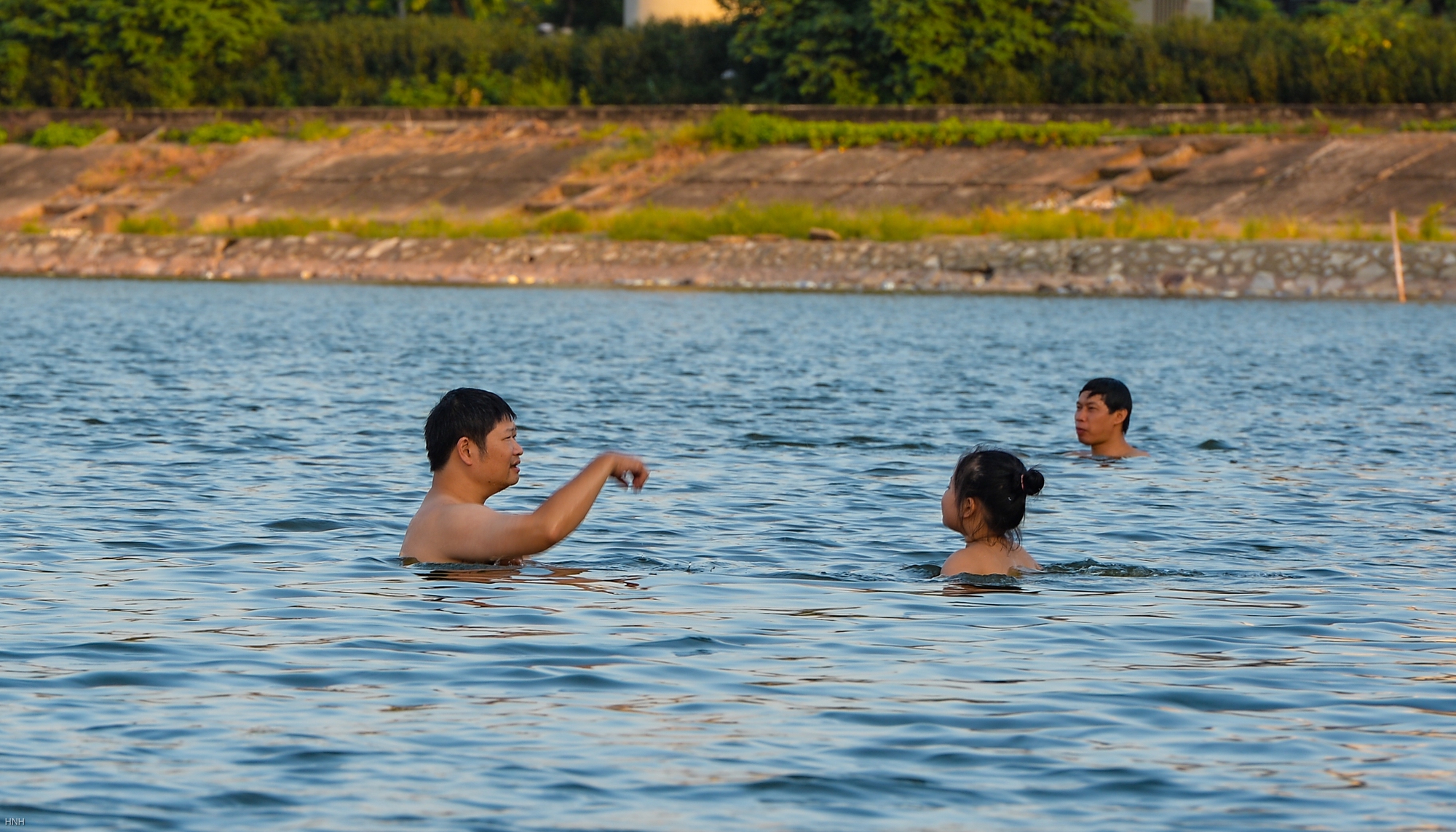 Giữa trời nắng chang chang bất chấp biển cấm, người dân đội nón bơi ra giữa hồ Linh Đàm - Ảnh 5.