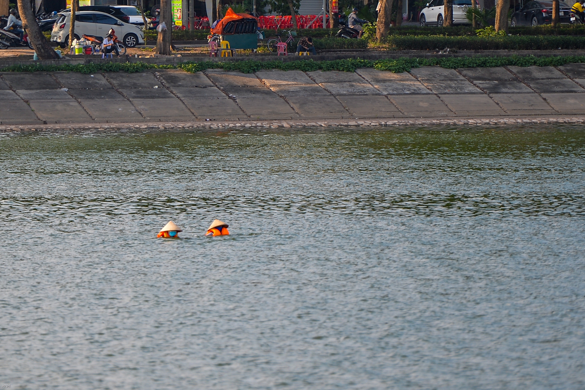 Giữa trời nắng chang chang bất chấp biển cấm, người dân đội nón bơi ra giữa hồ Linh Đàm - Ảnh 3.