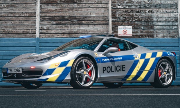 Chơi lớn như cảnh sát Séc: Biến siêu xe Ferrari của tội phạm thành xe tuần tra - Ảnh 1.