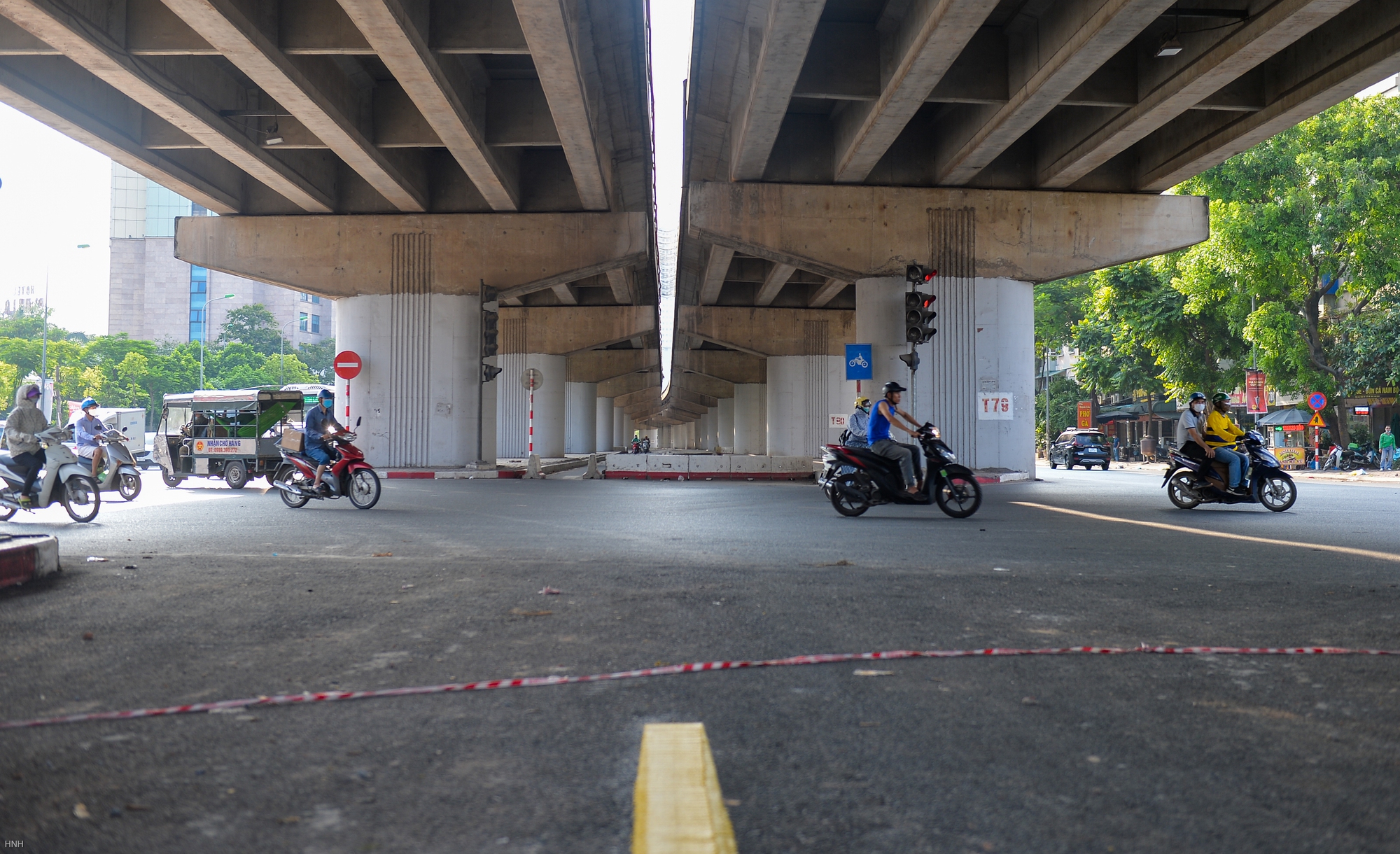 Cận cảnh cầu vòm sắt vượt hồ đầu tiên ở Hà Nội trước ngày thông xe - Ảnh 9.