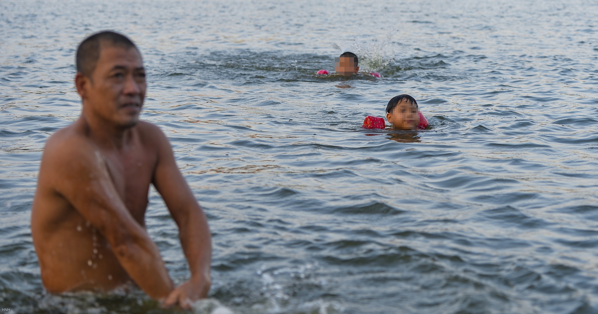 Giữa trời nắng chang chang bất chấp biển cấm, người dân đội nón bơi ra giữa hồ Linh Đàm - Ảnh 7.