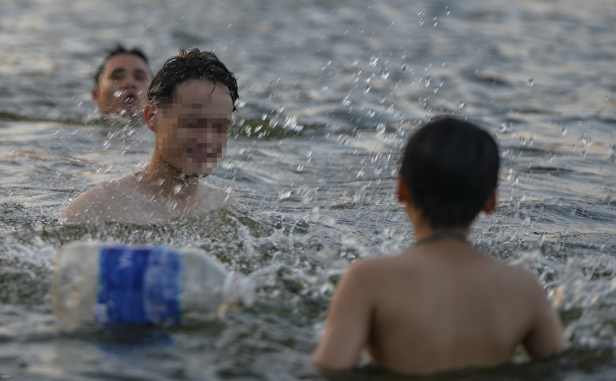 Giữa trời nắng chang chang bất chấp biển cấm, người dân đội nón bơi ra giữa hồ Linh Đàm - Ảnh 6.