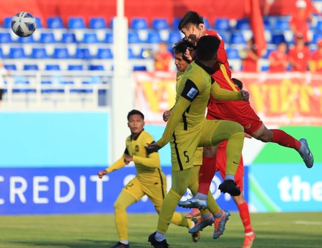 Cầu thủ Malaysia từng mắc lỗi giúp U23 Việt Nam ghi bàn bị đối thủ nắm đầu, hành hung - Ảnh 2.
