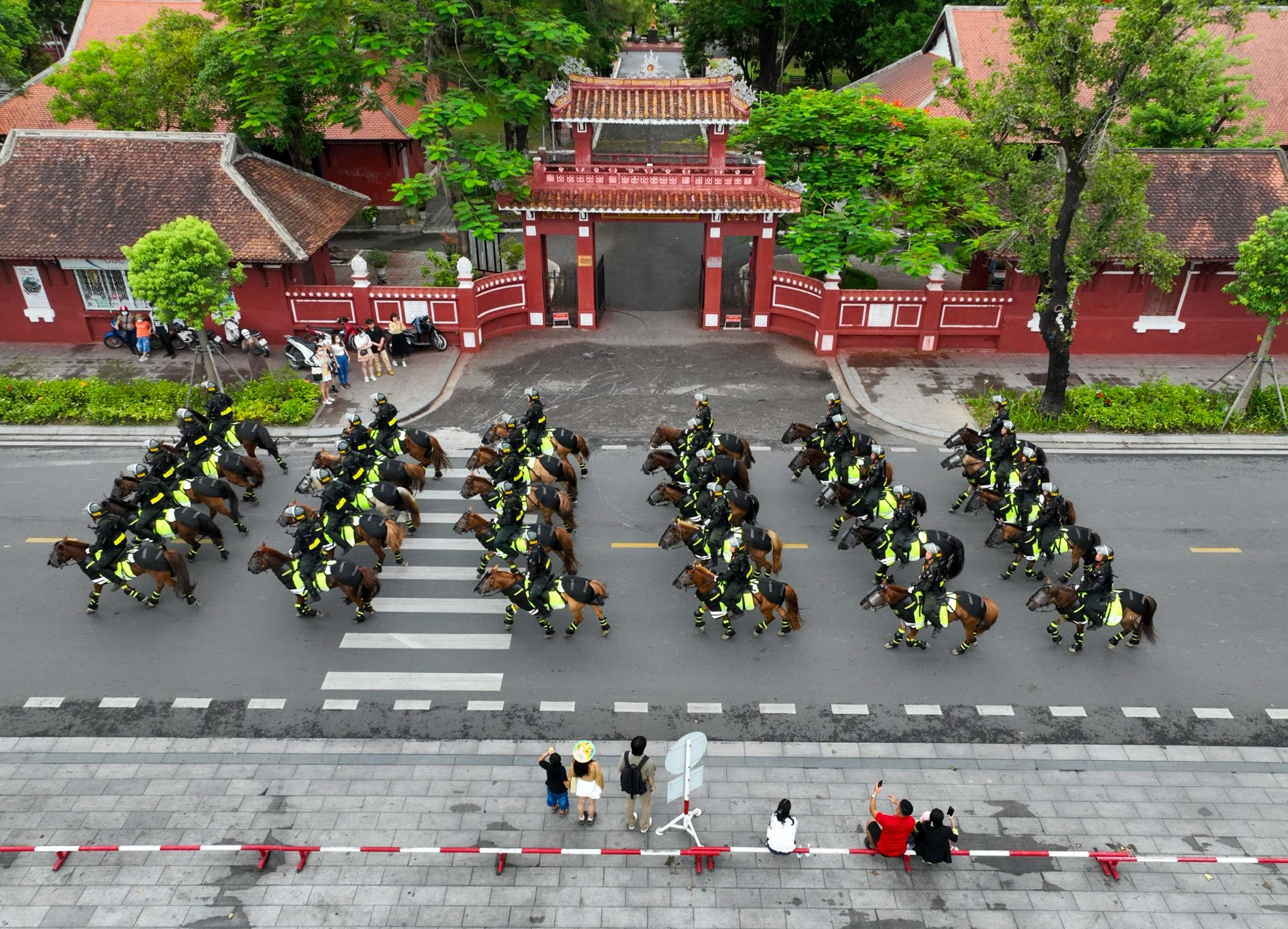 40 chiến sĩ Cảnh sát Cơ động cưỡi ngựa qua cầu Trường Tiền thu hút sự chú ý của người dân - Ảnh 4.