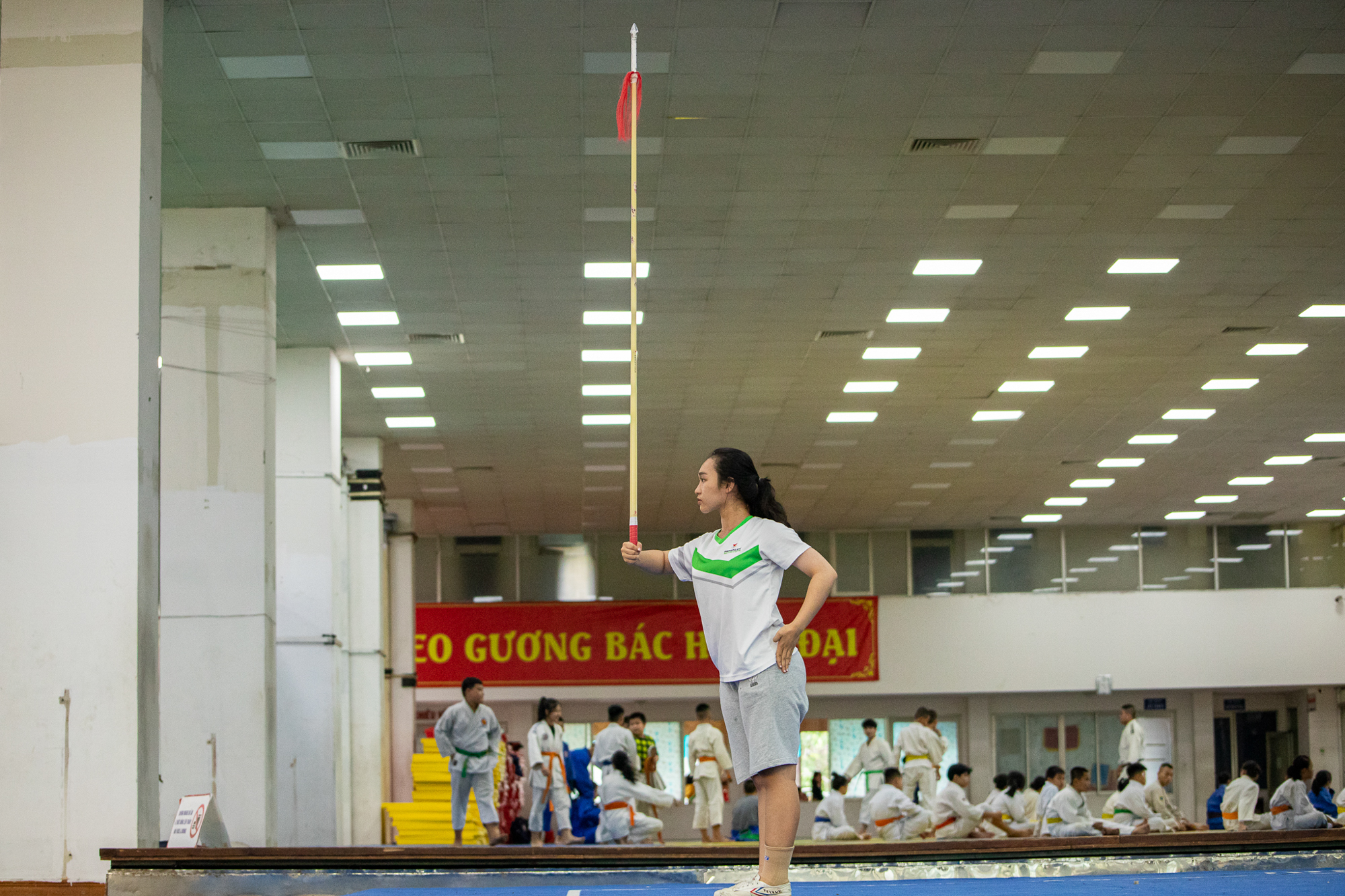 Nữ vận động viên Wushu vừa miệt mài ôn thi đại học, vừa tập luyện thi đấu giải quốc gia - Ảnh 2.