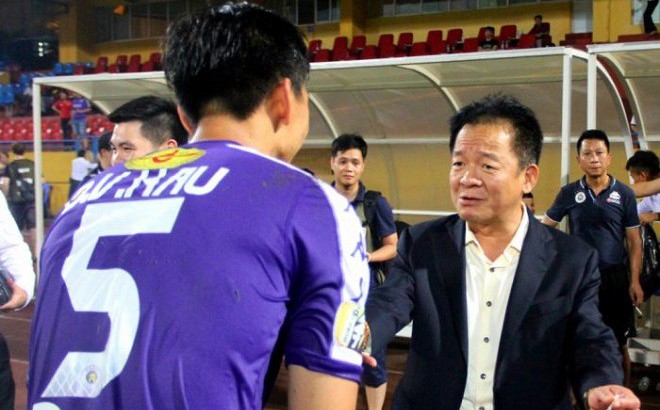 Văn Hậu có nguy cơ vắng mặt hết lượt đi V.League; bầu Hiển tính thay 2 ngoại binh châu Âu?