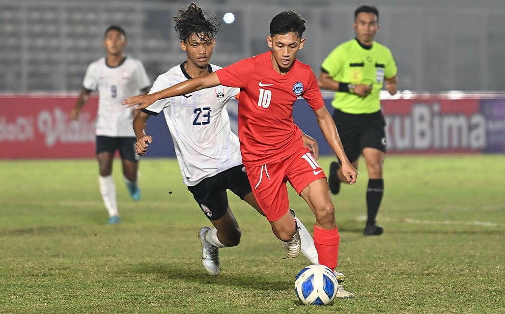 Chơi trận đầy bản lĩnh, &quot;hàng xóm&quot; toàn thắng lên ngôi đầu, chờ gặp U19 Việt Nam ở bán kết