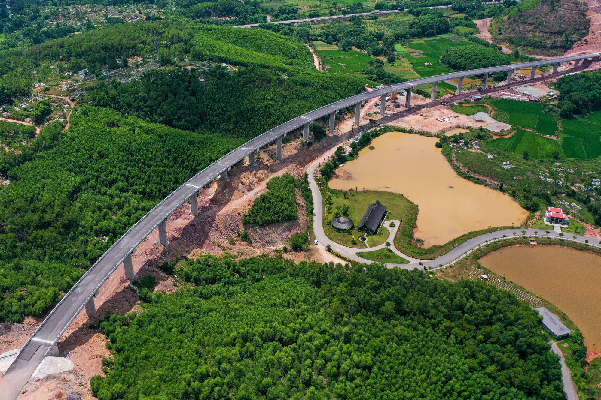 Cận cảnh tuyến cao tốc Cam Lộ - La Sơn trị giá 7.700 tỷ sắp hoàn thành - Ảnh 1.