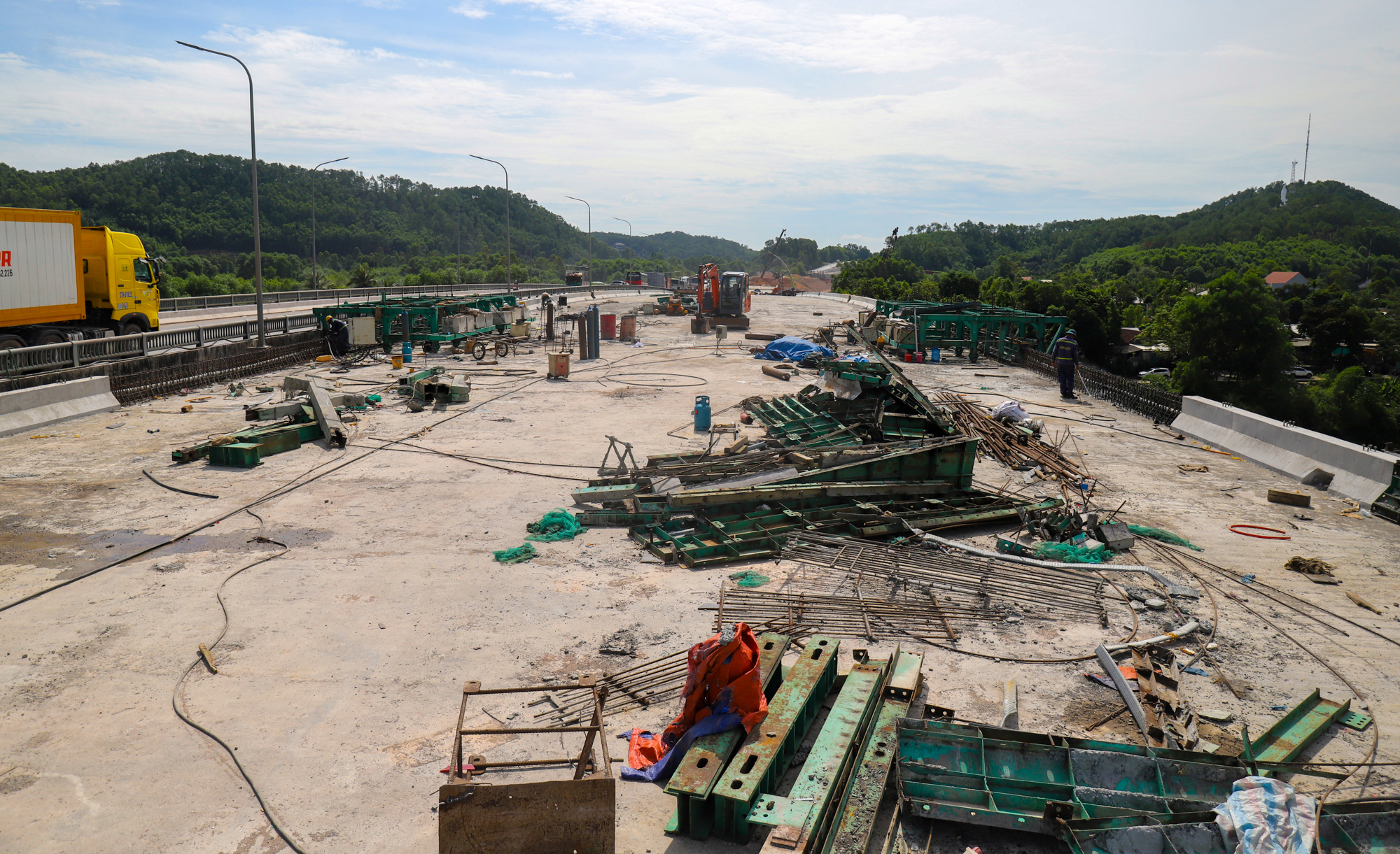 Cận cảnh tuyến cao tốc Cam Lộ - La Sơn trị giá 7.700 tỷ sắp hoàn thành - Ảnh 10.