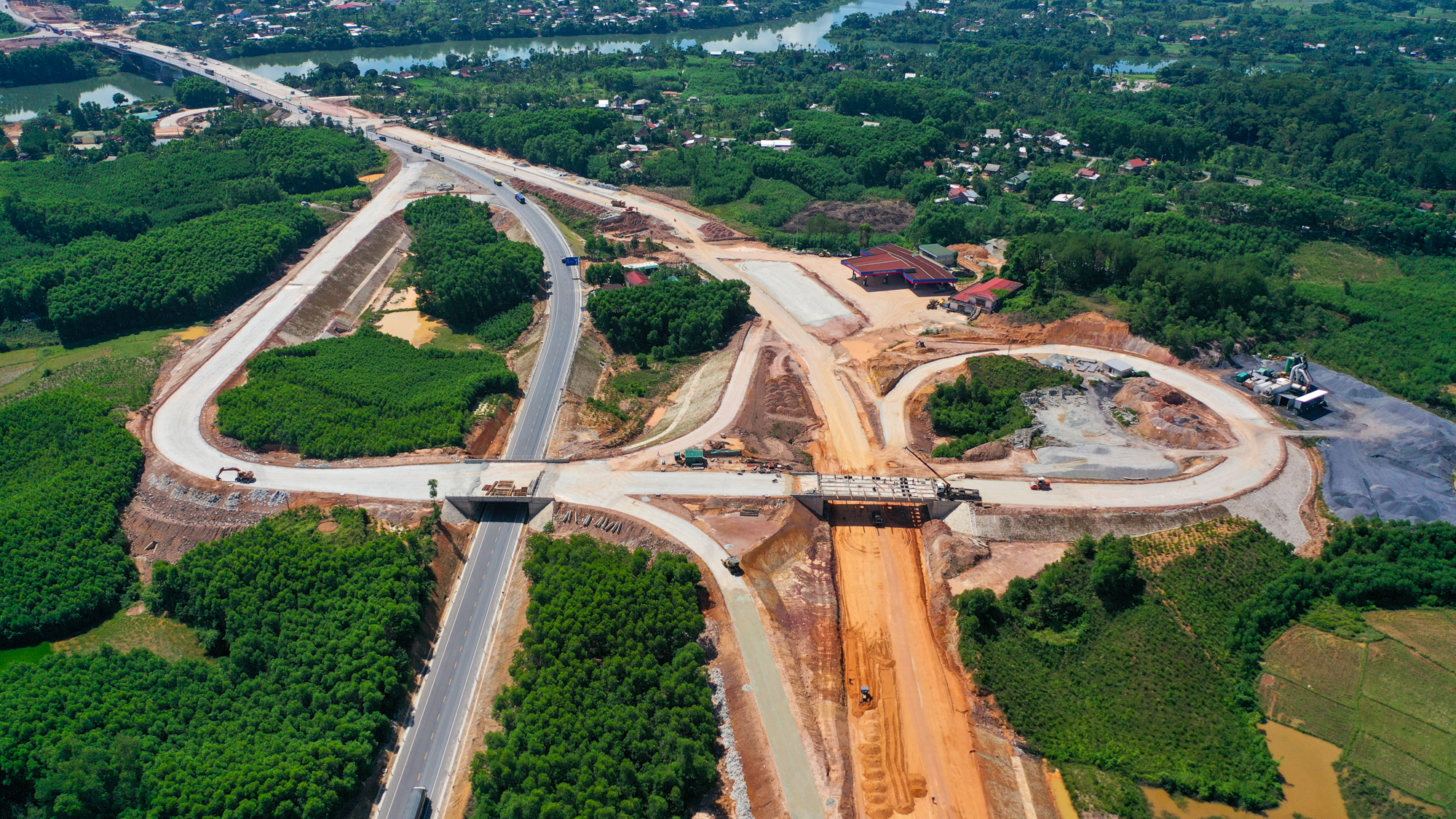 Cận cảnh tuyến cao tốc Cam Lộ - La Sơn trị giá 7.700 tỷ sắp hoàn thành - Ảnh 4.