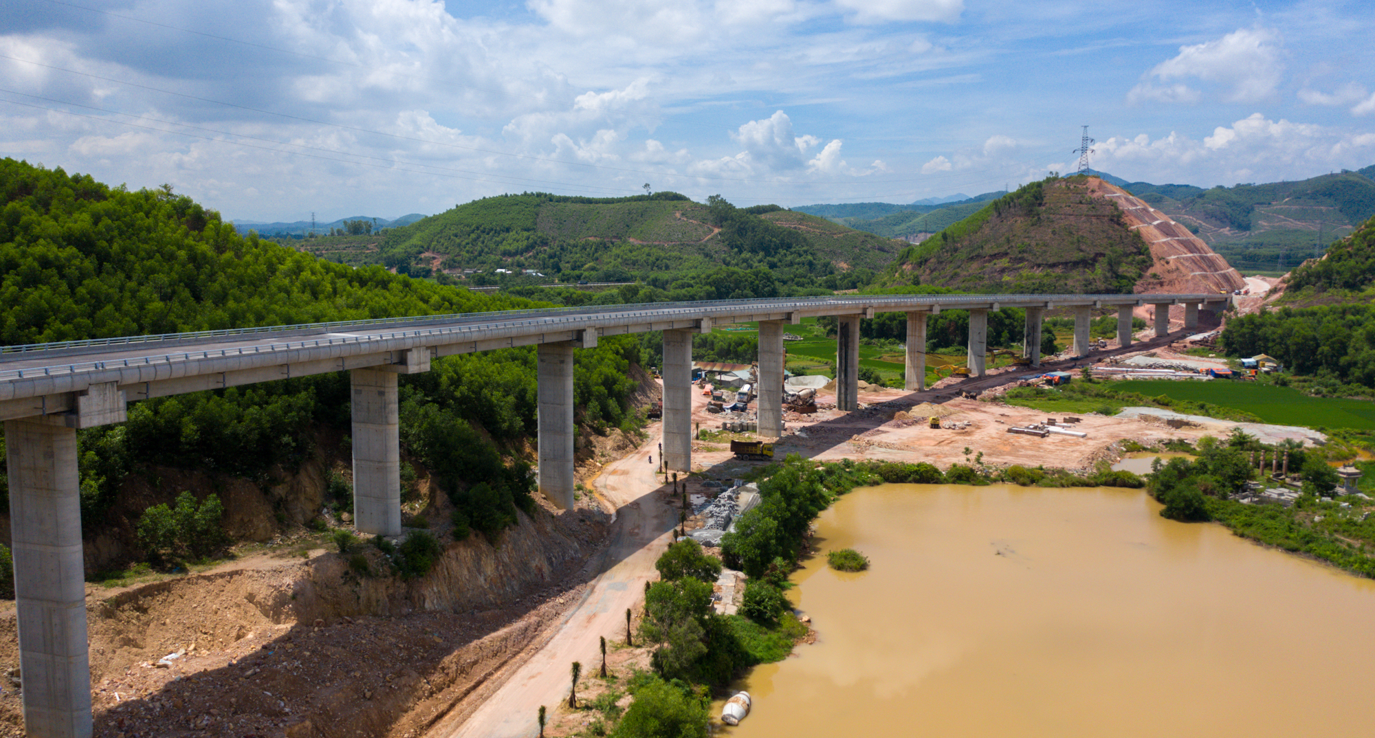 Cận cảnh tuyến cao tốc Cam Lộ - La Sơn trị giá 7.700 tỷ sắp hoàn thành - Ảnh 6.