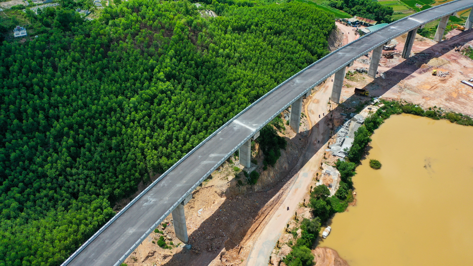 Cận cảnh tuyến cao tốc Cam Lộ - La Sơn trị giá 7.700 tỷ sắp hoàn thành - Ảnh 7.