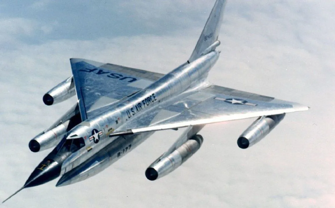 Máy bay ném bom B-58 Hustler: 'Chiến thần' với 19 kỷ lục thế giới