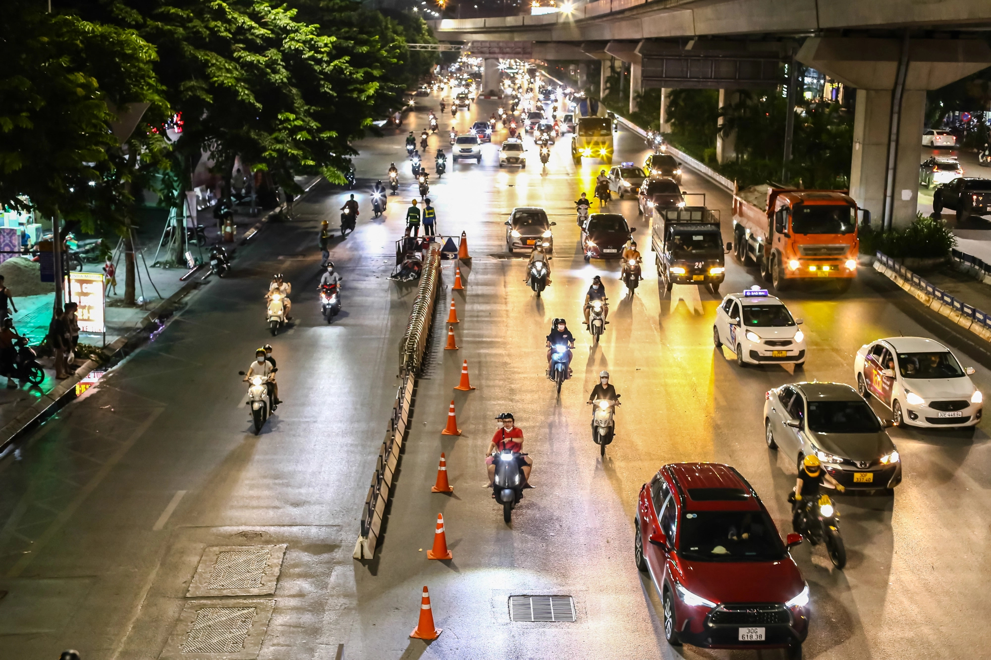 Xuyên đêm dựng dải phân cách cứng trên đường Nguyễn Trãi - Ảnh 10.