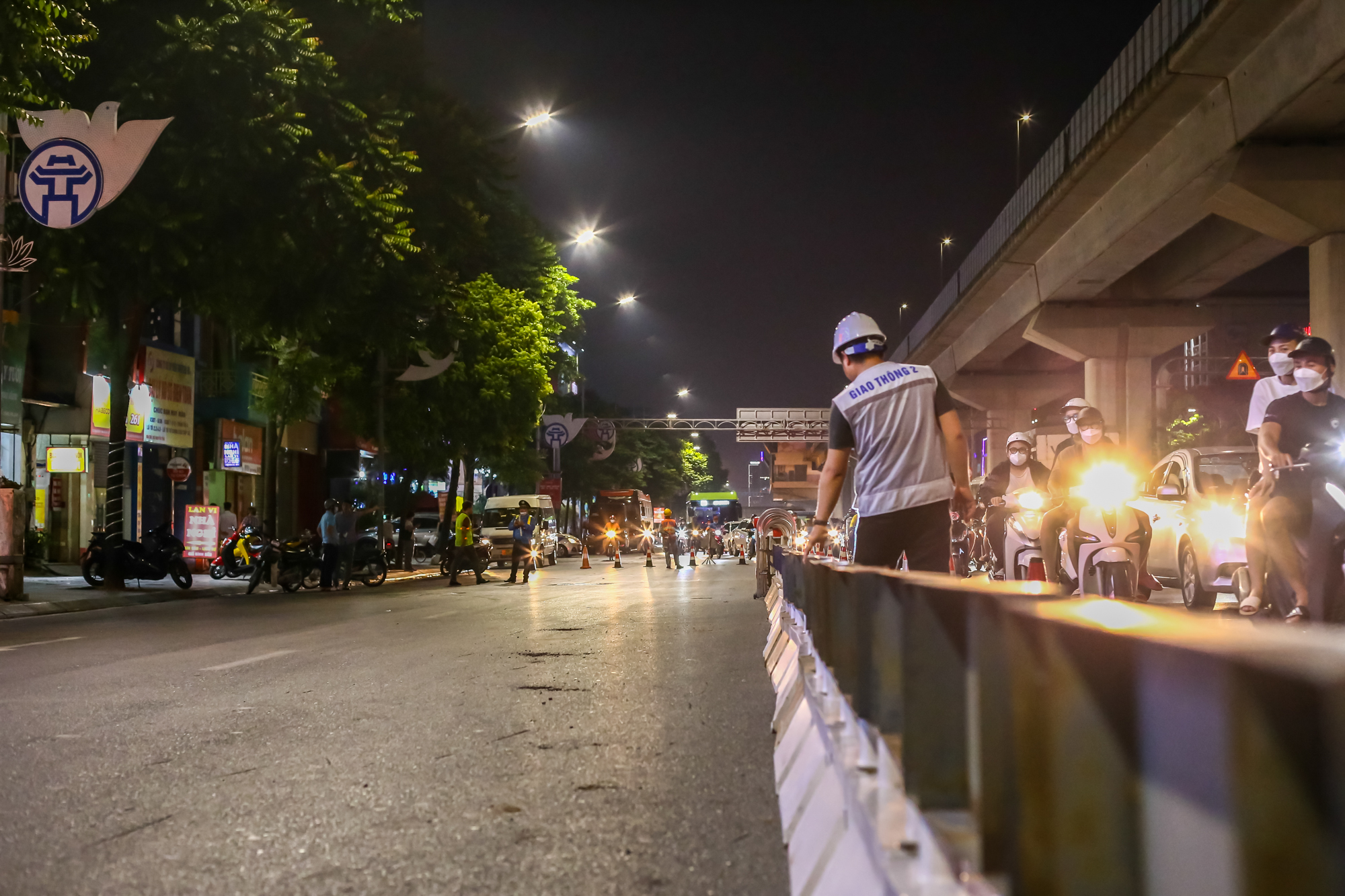 Xuyên đêm dựng dải phân cách cứng trên đường Nguyễn Trãi - Ảnh 8.