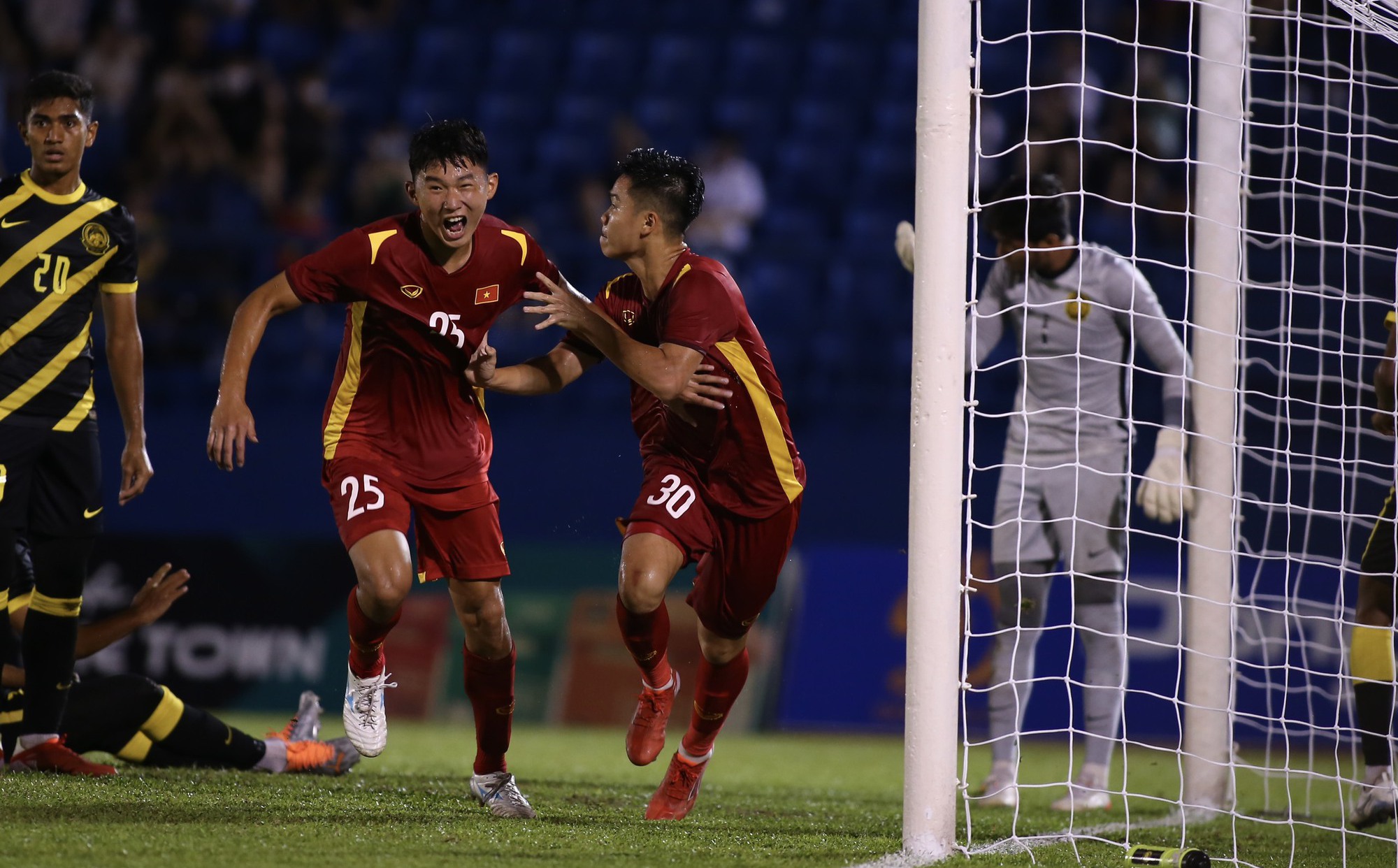 Thắng bùng nổ nhờ quả penalty phút cuối trận, U19 Việt Nam đoạt vé dự trận chung kết
