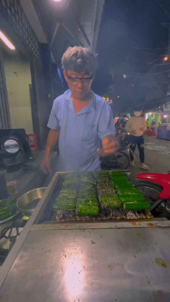 Khách Tây thích thú với một món đường phố Việt, làm từ loại lá rẻ tiền có thể trồng được tại nhà - Ảnh 2.