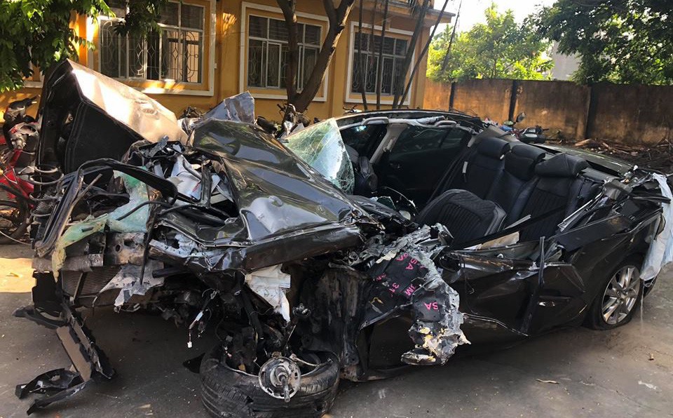 Hình ảnh xe Mazda nát bét sau tai nạn trên cao tốc Hạ Long - Hải Phòng gây ám ảnh