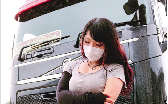 Cô gái bỗng nổi như cồn vì được mệnh danh là “nữ tài xế xe tải xinh đẹp nhất Nhật Bản”