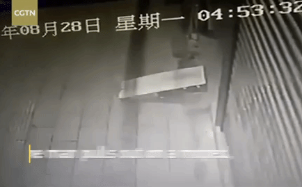 Chủ nhà vừa rời đi, tên trộm đã định chui qua cửa nhưng bất ngờ gặp sự cố nhớ đời