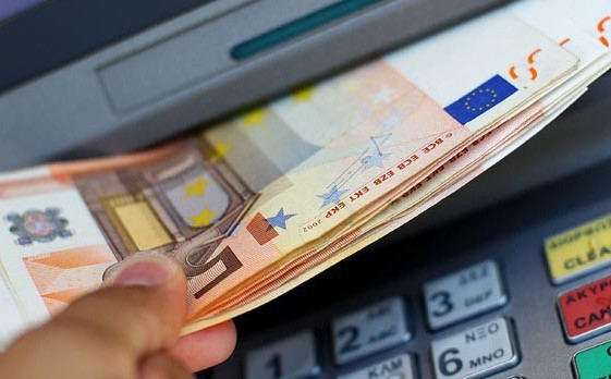 Ra ATM rút tiền, người phụ nữ phát hiện số tiền lớn tại đây song tìm mãi chưa ra chủ nhân