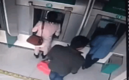 Rình mò ở ATM để giật tiền của người phụ nữ, kẻ cướp bị hạ đo ván bởi 1 nhân vật không ngờ