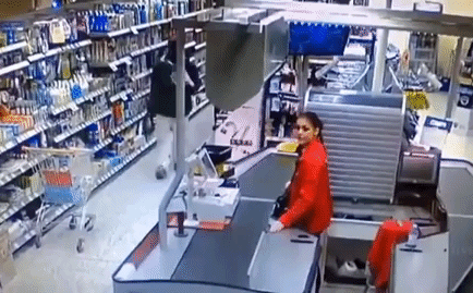 Mua hàng không trả tiền rồi đi ra tỉnh bơ, thanh niên thất bại vì cô thu ngân khó bắt nạt