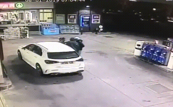 Vừa đổ xăng xong, người phụ nữ bất ngờ bị cướp xe song may mắn thoát nạn nhờ làm 1 việc