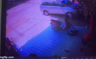 Rời đi được 5 giây, người phụ nữ không ngờ mình vừa thoát được vụ tai nạn đáng sợ sau lưng