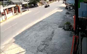 Clip: Sau va chạm, chiếc xe máy không chủ lao thẳng vào nhà dân bên đường