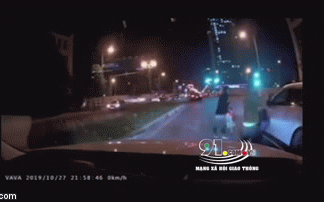 Clip: 2 đối tượng chạy xe máy xịt hơi cay, rút dao truy đuổi tài xế ô tô giữa đường