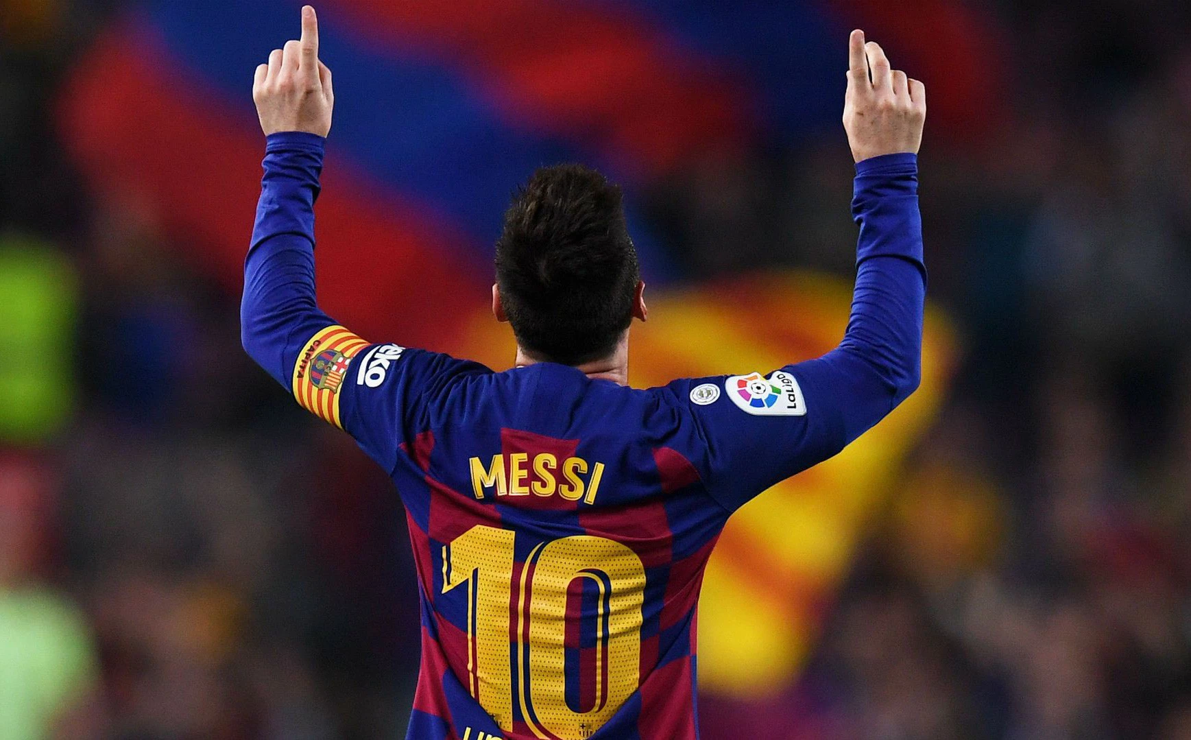 Messi vĩ đại chỉ cần có 6 phút để đánh bại Ronaldo, giật Quả bóng Vàng thứ 6