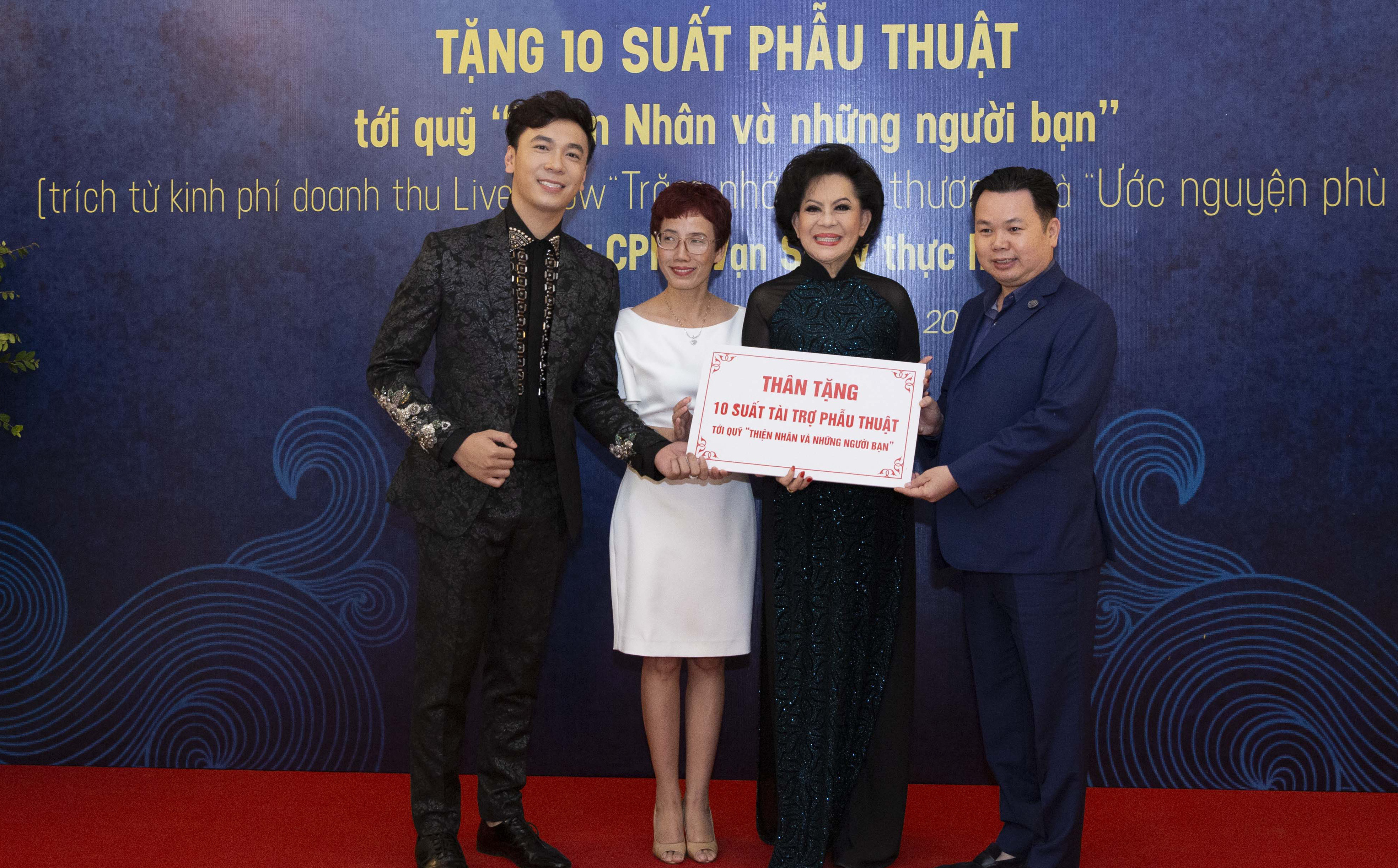 Lê Việt Anh và danh ca Giao Linh tặng 10 suất phẫu thuật cho quỹ Thiện Nhân