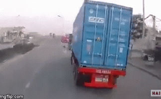 Clip: Chạy xe máy tạt đầu container, thanh niên không lường được tai hoạ ngay trước mặt