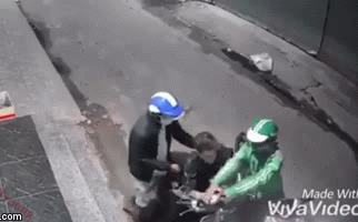 Clip: Nam thanh niên bị 2 đối tượng dùng dao khống chế, cướp xe máy trong con hẻm ở Sài Gòn