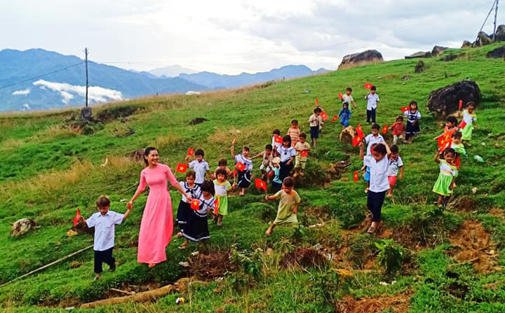 Cô giáo xuất hiện trong "bức ảnh đẹp nhất mùa khai giảng 2019": Lần đầu thấy trường đã bật khóc