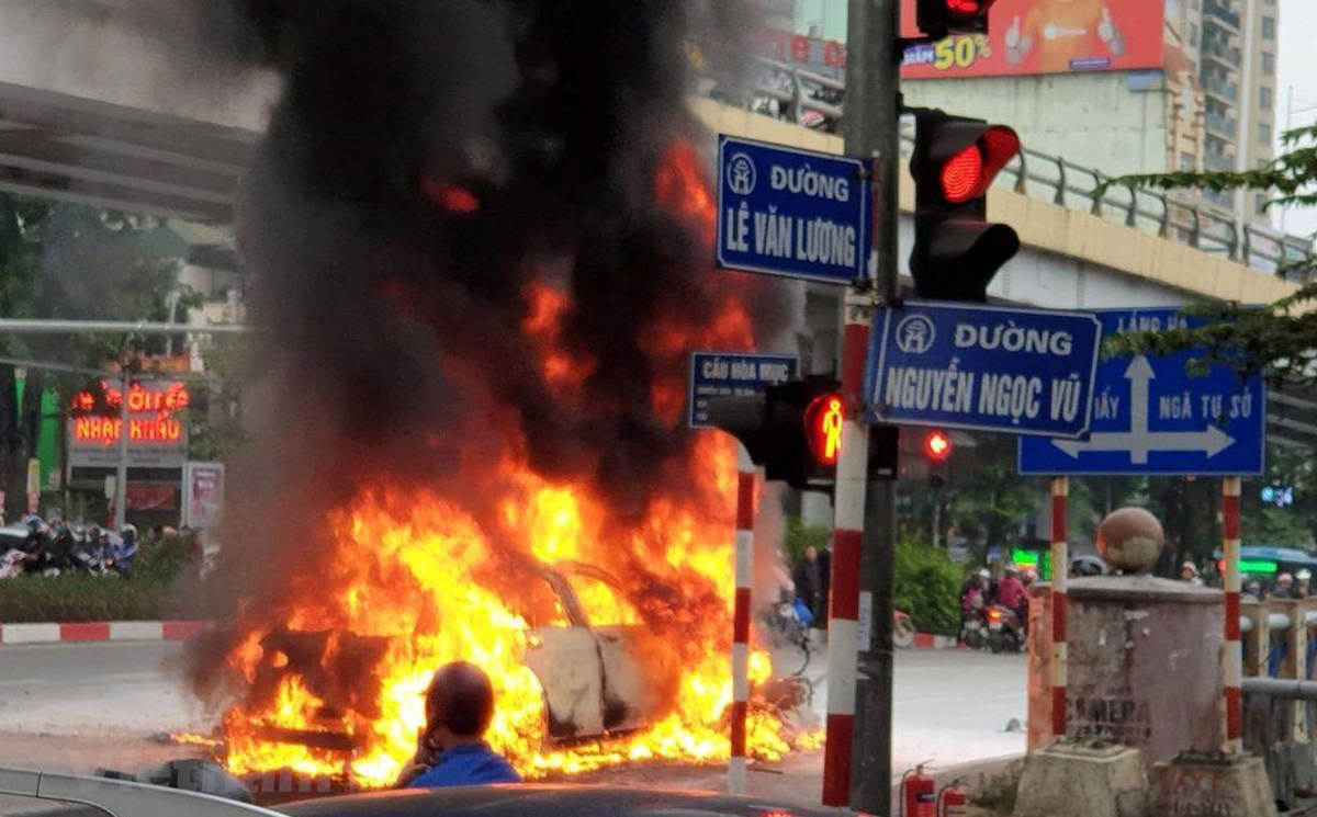 Nữ tài xế lái Mercedes gây tai nạn kinh hoàng ở Hà Nội 'không làm chủ được tốc độ'