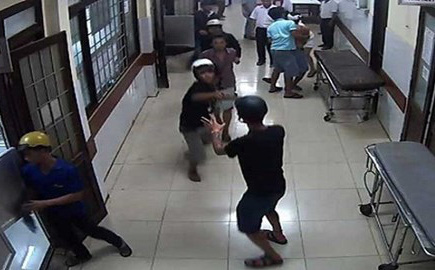 Truy xét nhóm "giang hồ" xông vào bệnh viện Nhân dân Gia Định truy sát bệnh nhân