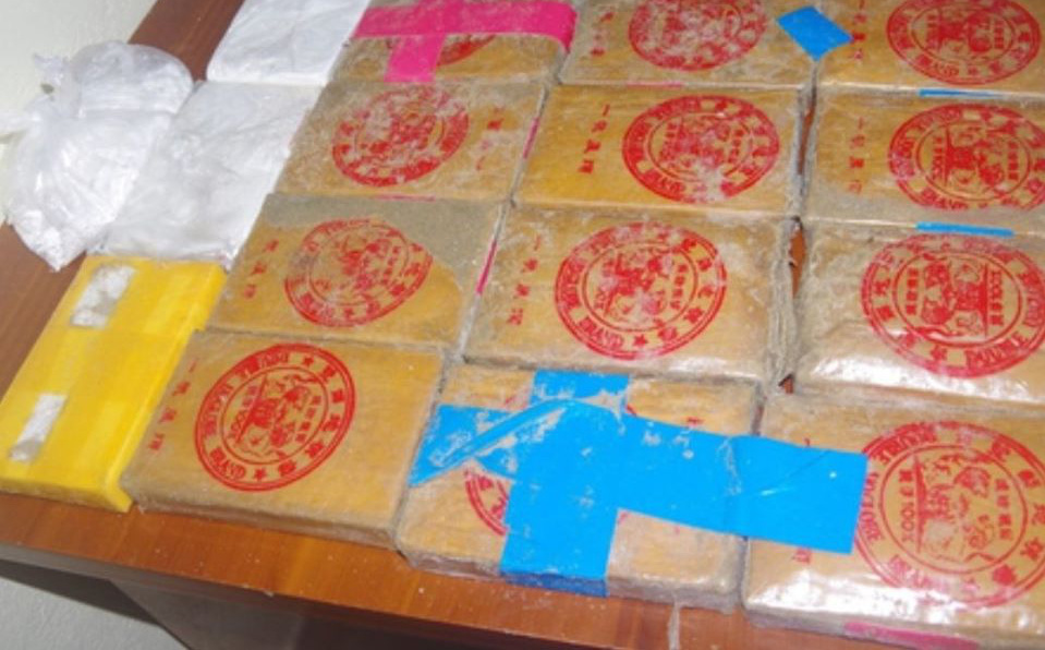 Kỳ lạ hàng chục bánh heroin có chữ Trung Quốc trôi dạt vào bờ biển tỉnh Quảng Nam
