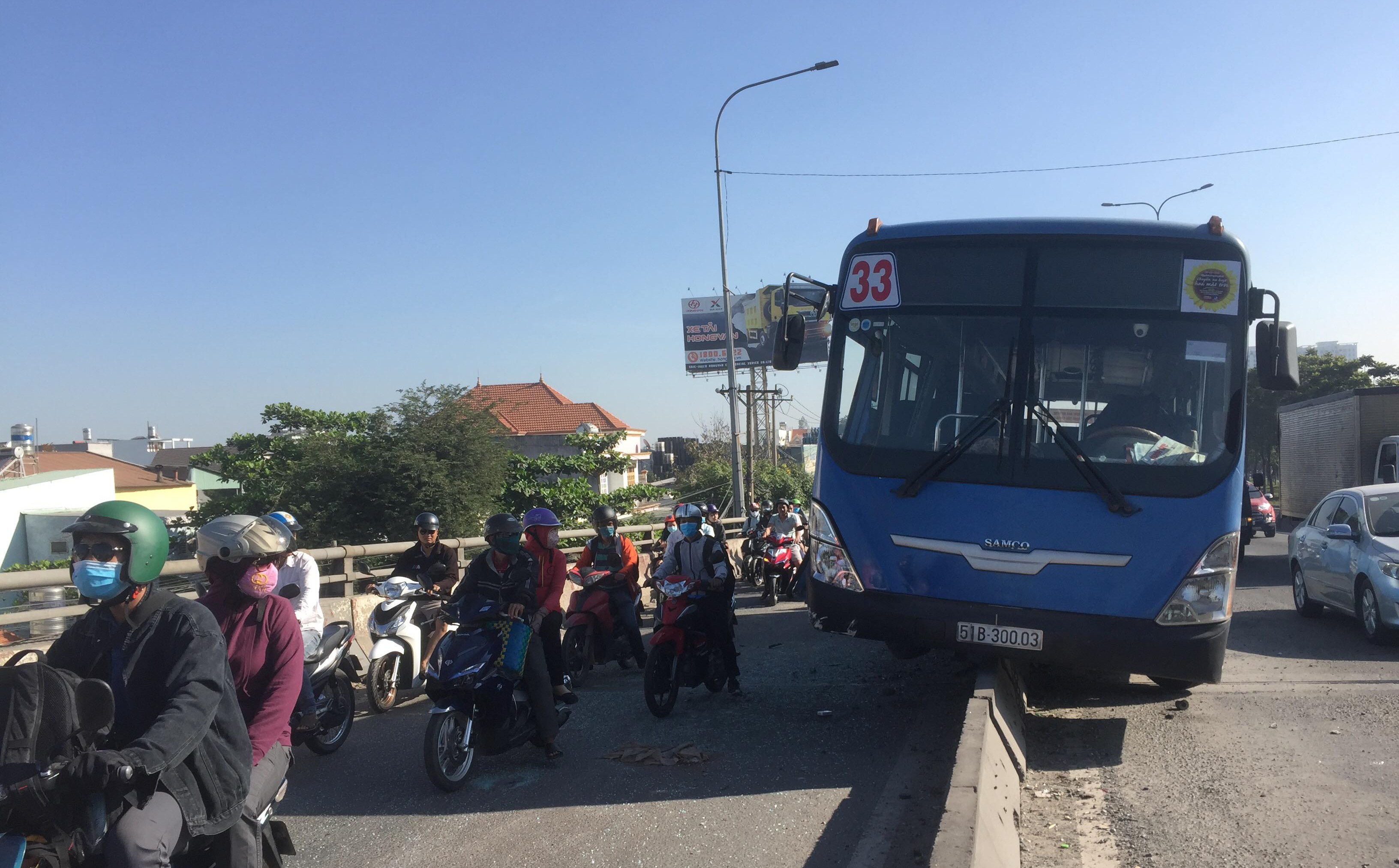 Xe buýt "trèo" lên dải phân cách ở Sài Gòn, nhiều hành khách hoảng loạn kêu cứu
