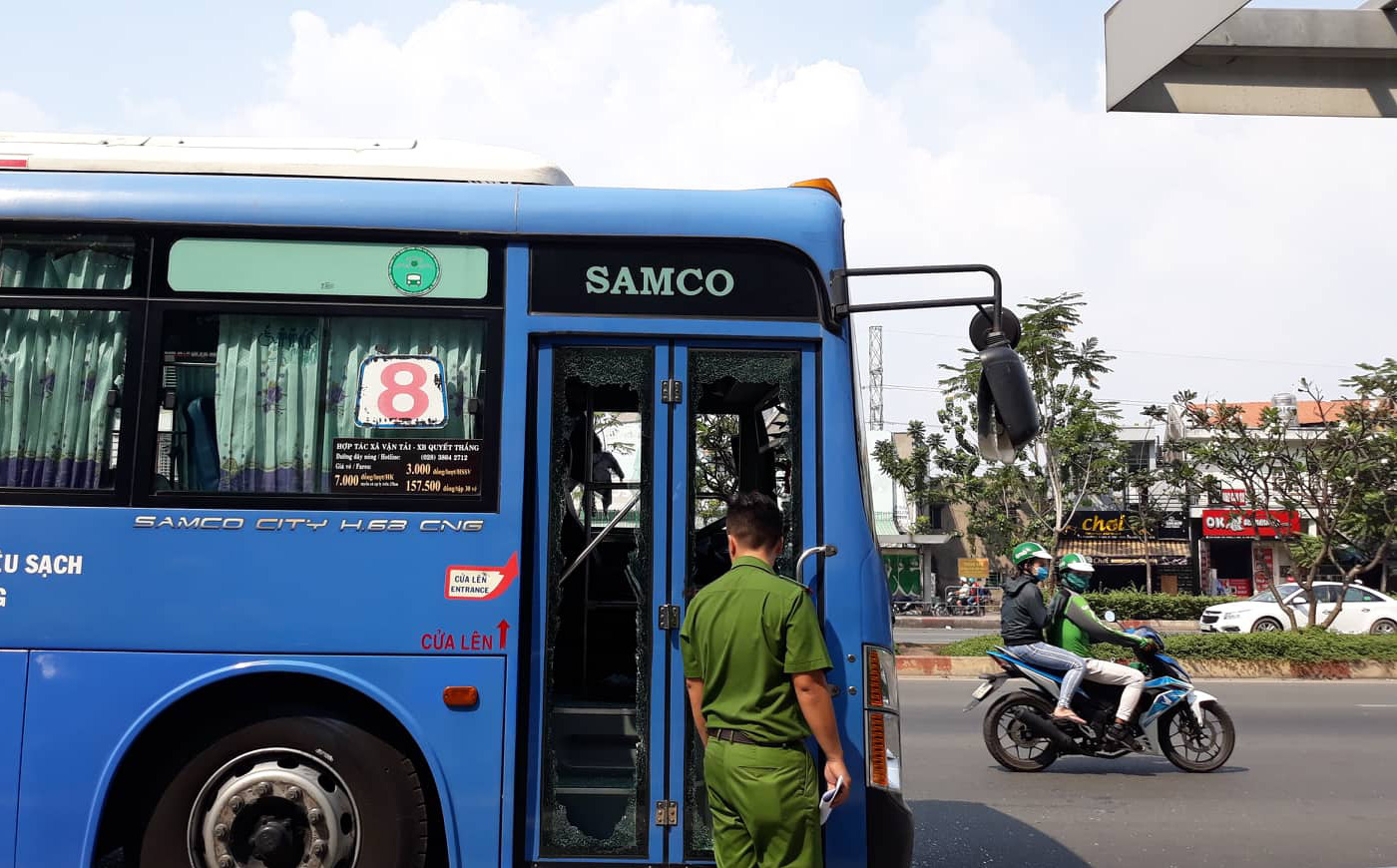 Triệu tập một số người vì dùng hung khí đập phá xe buýt ở Sài Gòn