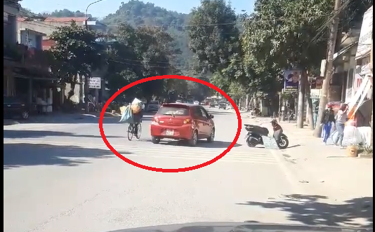 Ô tô màu đỏ và nữ tài xế khiến cả phố phải hoảng sợ vì cách mua hàng "chẳng ở đâu có"