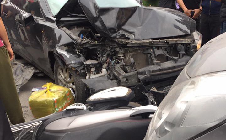 Tai nạn liên hoàn ở Ngã Tư Sở, đầu xe Mazda nát bét - hình ảnh hiện trường liên tục chia sẻ