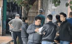 Thầy cúng truy sát gia đình hàng xóm sống trong căn phòng hôi hám, dán nhiều 