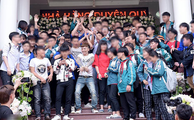 Khá Bảnh chụp ảnh với nhiều học sinh ở Yên Bái: PGĐ Sở GD-ĐT nói Khá 